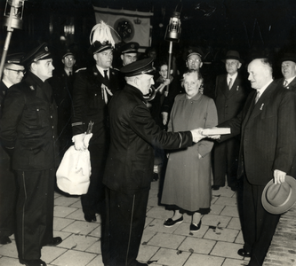 602881 Afbeelding van de huldiging van J.C. Peeterse (Van Humboldtstraat 40) te Utrecht met een serenade en de ...